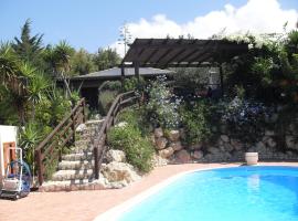 Hotel Photo: Giallonardo-Villa con piscina