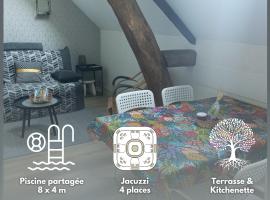 Hotelfotos: Gîte 4 pers, Jacuzzi privatif & Piscine & Lit cabane
