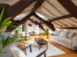 호텔 사진: Dimora De' Poeti - 250 Square Meters Attic in the Heart of Bologna