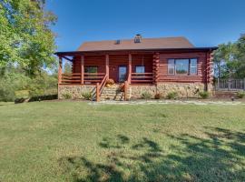 होटल की एक तस्वीर: Cozy Log Cabin Getaway with Fire Pit and 3 Acres!