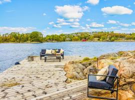 Hotel Photo: Waterfront Villa w/Boat&kayaks. 15min from Bergen