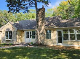 Hotel fotografie: Cheerful 3-bedroom in Wayzata on private wooded lot