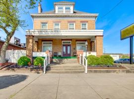 Hotel fotografie: Centrally Located Beaver Falls Home with Fire Pit!