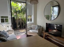 Hotel Photo: Charming Townhouse Just Steps From the Beach