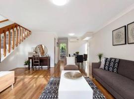 Hotel Foto: Two-Bedroom Townhouse, Close to all Amenities - FR013