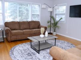 Hotel Foto: Inviting 2BR Lower Duplex Near Everything