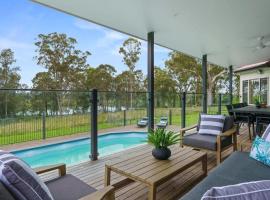 Foto do Hotel: Lake House Family Stay - Pool, Firepit, Games room
