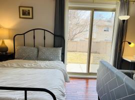 Hotel Foto: Lily room near golf and banff costco newly renovated double bed Single bathroom sofa TV