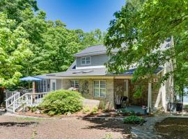 酒店照片: Spacious Home with Deck on Shores of Lake Wylie