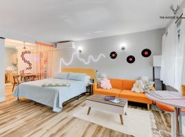 Hotel Photo: The Moose #10 - Stylish Loft with King Bed, Free Parking & Wi-Fi