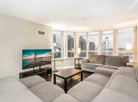 ホテル写真: High-end 2BR/2BA Condo+Views!-Steps from SQ1 Mall