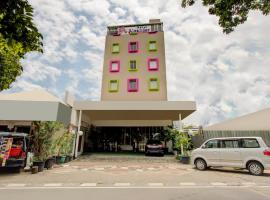 A picture of the hotel: Super OYO Capital O 4002 Aleander Hotel