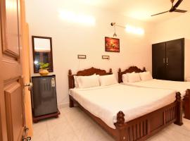 Chez Linda Home Stay with 2 king size bed, ξενοδοχείο σε Ποντισερί