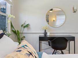 Hotel Photo: 5 Mins Walk To Oldtown Monrovia Cozy 4 Br Home