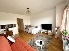 Hotel Foto: Modern & Central Studio Apartment with Balcony