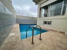 होटल की एक तस्वीर: Villa avec piscine privée