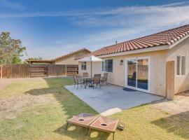 Foto do Hotel: Bakersfield Home with Pool Table, Cornhole and More!