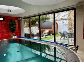 Gambaran Hotel: Retro Villa Prague 700sqm Indoor-Pool, Sauna, BBQ, table soccer