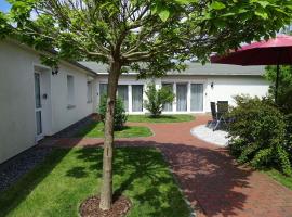 Foto di Hotel: Moderne Ferienwohnung in Pudagla mit Grill, Garten und Terrasse