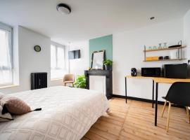 A picture of the hotel: Élégante chambre avec salle de douche privative