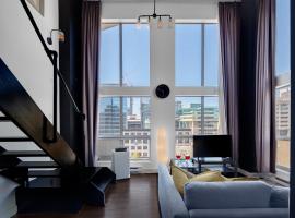 होटल की एक तस्वीर: Funky Modern Loft in the Heart of Downtown - #1 Best Location!