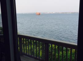 酒店照片: Ocean View The Newport Overlook Two BR House Jamestown Across from Newport RI