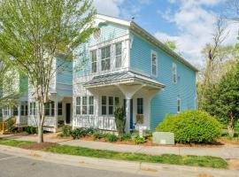 Foto do Hotel: Eclectic 3BR Steps to Main Street with a Patio