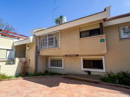 Fotos de Hotel: Apartment with patio and parking