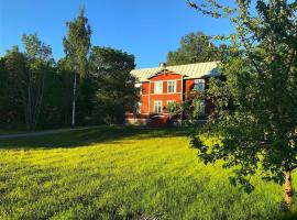 Hotel Photo: Big spacious countryhouse typical Swedish red wooden house (1h from Stockholm)