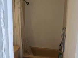 Hotel Photo: Private room and bathroom in large spacious 2 BR 2 BH