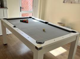 4 bedroom, sleeps 8, 30 seconds from beach, games table, hotel in The Mumbles