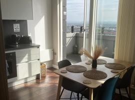 Fotos de Hotel: 2 Bed Penthouse Apt w Balcony & City Views