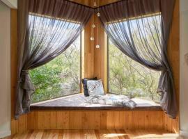 Gambaran Hotel: Cocooned luxury in a secluded treehouse sanctuary