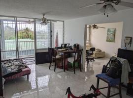 Hotel foto: Spacious gated 2 bed 2 bath with pool