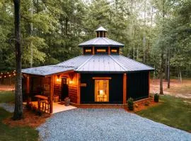 Romantic Gazebo Cottage w Hot Tub & Pond