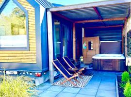 Hotel Photo: Tiny house with sauna & jacuzzi near Amsterdam