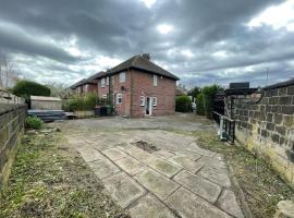 A picture of the hotel: Home Away from Home in Headingley with Gated Drive