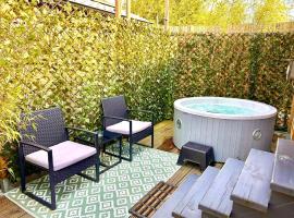 Hotel fotografie: Tiny house with garden and jacuzzi near Amsterdam