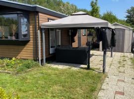 Foto di Hotel: Chalet op 5 ster CampingPark Capfun de Bongerd