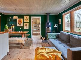 Cosy cabin w fireplace 3 mins from Söderåsen Park, hotel v mestu Ljungbyhed