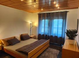 Foto di Hotel: 3 min walk bahnhof - Quiet Room in beautiful Apartment
