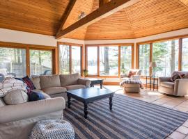 Foto do Hotel: Blueberry Pines - Fabulous cottage in a wooded setting with views of North Lake