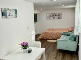 รูปภาพของโรงแรม: Full Studio BSMT apartment in Toronto