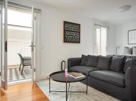 Hotel Photo: Stunning Studio with Alfresco Terrace near Trains