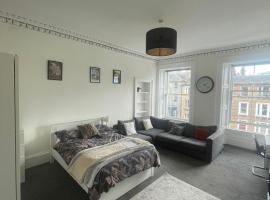 Hotel Photo: Spacious 3-bed Flat with Castle Views