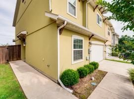 Hotel Photo: Pet-Friendly Irving Townhome with Patio and Grill!