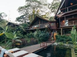 Hotel Foto: Luxury Villa Rainforest Estate Natural Swim Pond