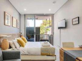 Hotel Foto: Studio in Crown St - Private Balcony & Aircon