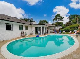 Hotel fotoğraf: Poolside Bungalow with Fire Pit Fun and King Suite