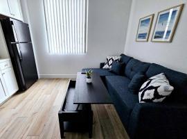 A picture of the hotel: Couple's Getaway Kitchenette Washer & Private Bath